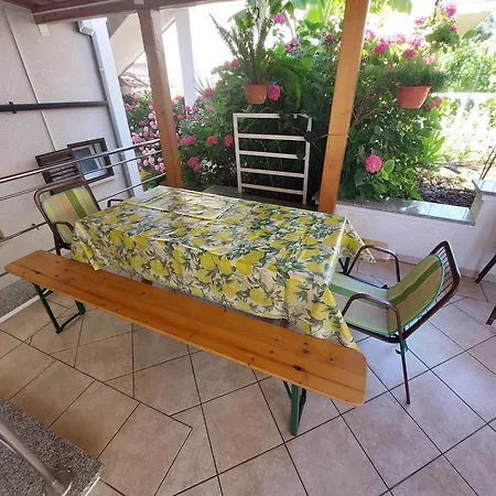 Mirjana With Sea View Apartment *